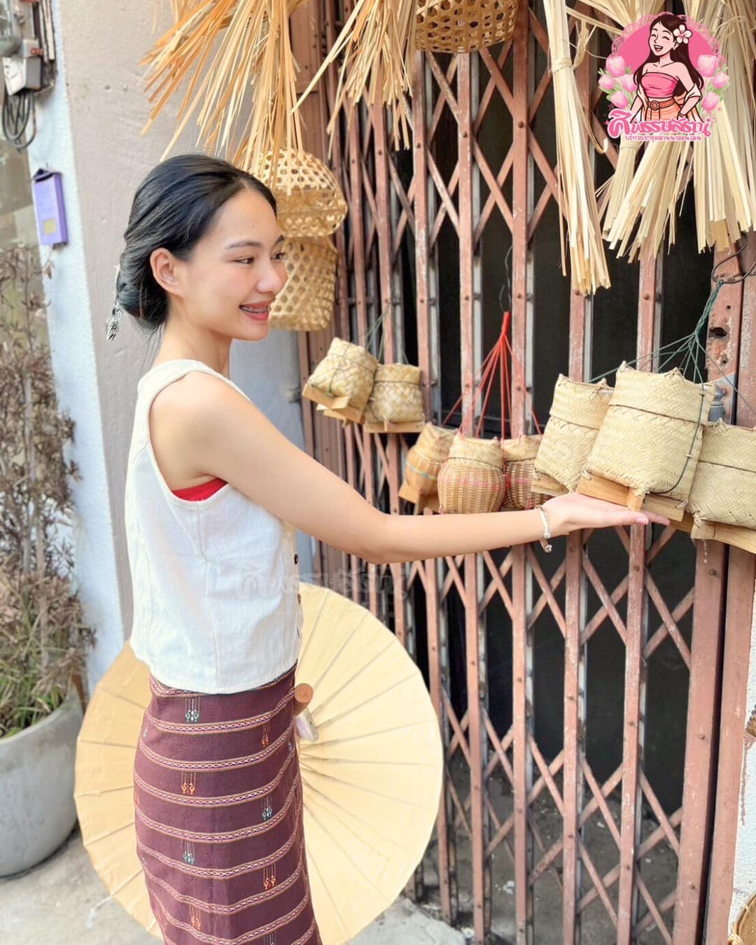 ลูกค้าเช่าชุดล้านนาถ่ายรูปกับฉากหัตถกรรมพื้นเมือง