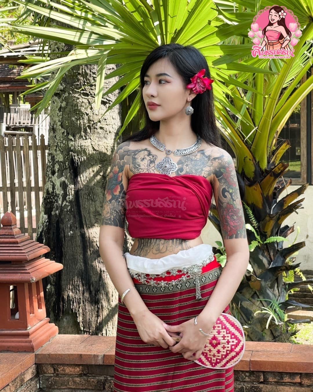 ลูกค้าเช่าชุดล้านนาประยุกต์สีแดงพร้อมเครื่องประดับเงิน