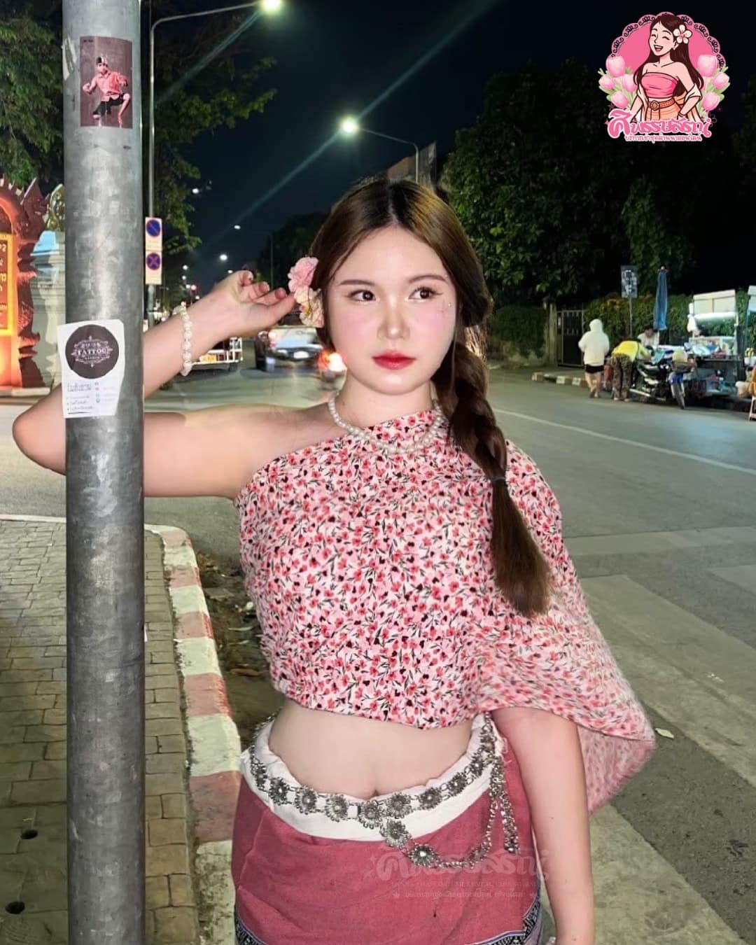 รีวิวลูกค้าใส่ชุดล้านนาถ่ายรูปยามค่ำคืนในเชียงใหม่