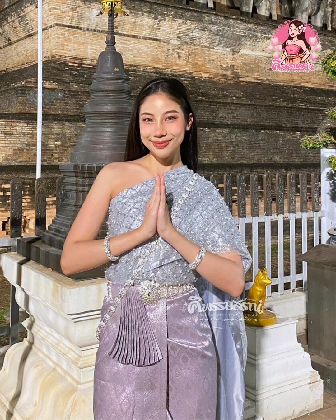 ลูกค้าเช่าชุดไทยล้านนาสีเงินถ่ายรูปที่วัดในเชียงใหม่