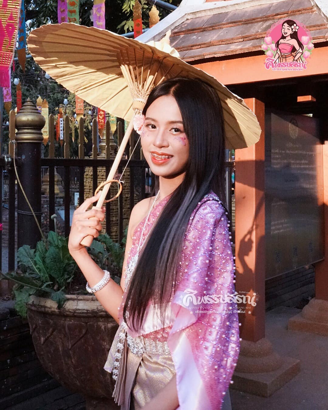 รีวิวลูกค้าใส่ชุดล้านนาสีชมพูพร้อมร่มถ่ายรูปในเชียงใหม่