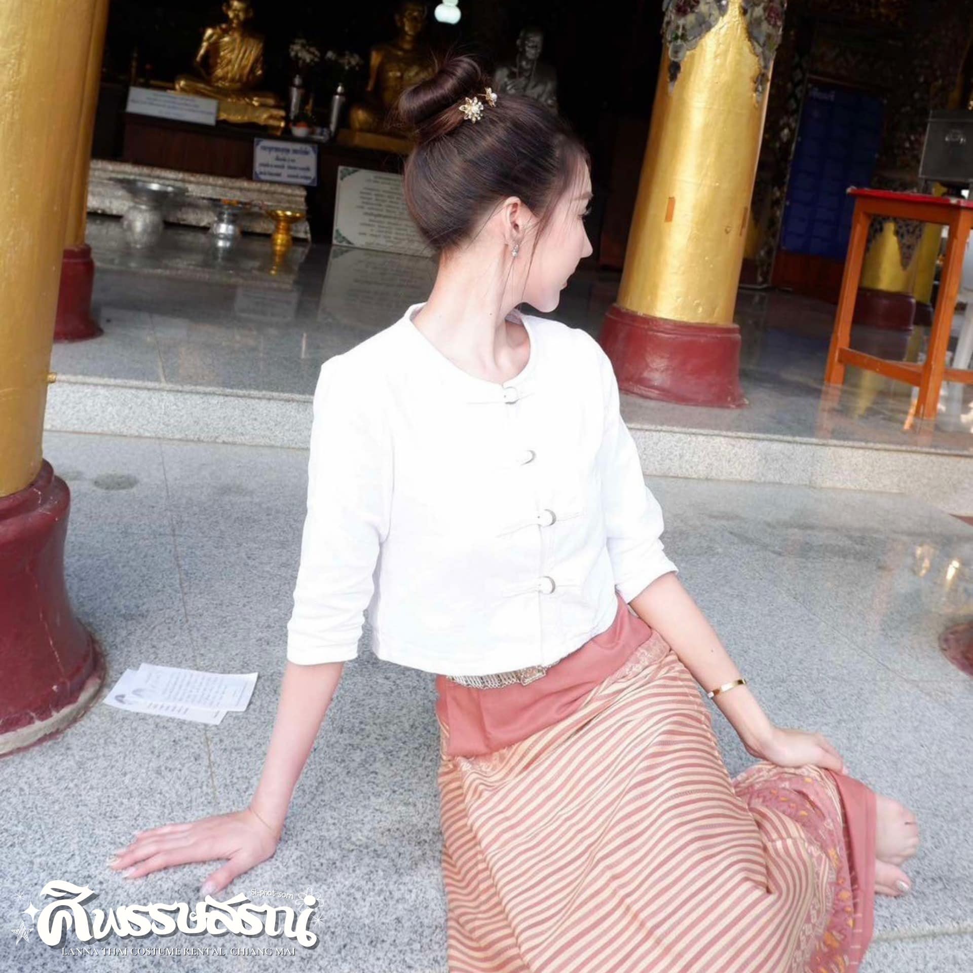 ลูกค้าเช่าชุดล้านนาสีขาวชมพูถ่ายรูปในวัดที่เชียงใหม่