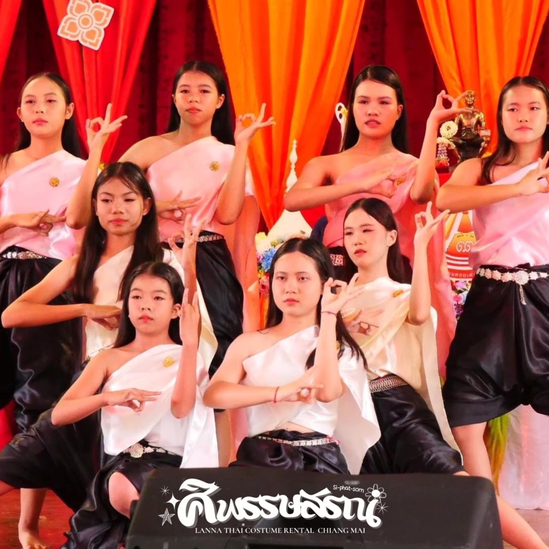 รีวิวชุดการแสดงพื้นเมืองล้านนาสำหรับนักเรียนบนเวที