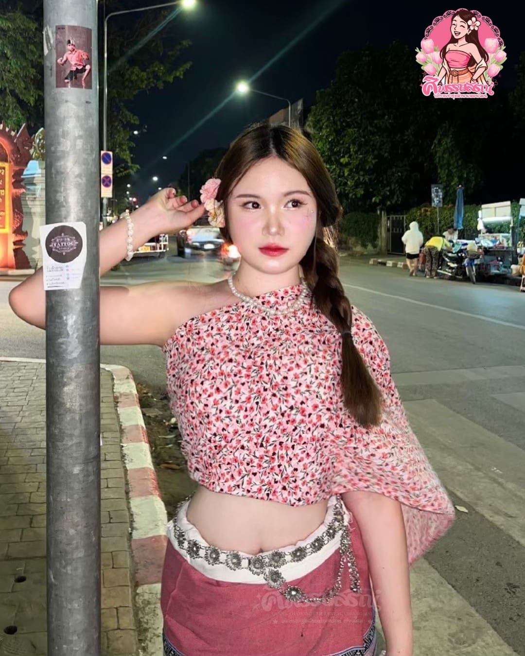 รีวิวลูกค้าใส่ชุดล้านนาถ่ายรูปยามค่ำคืนในเชียงใหม่