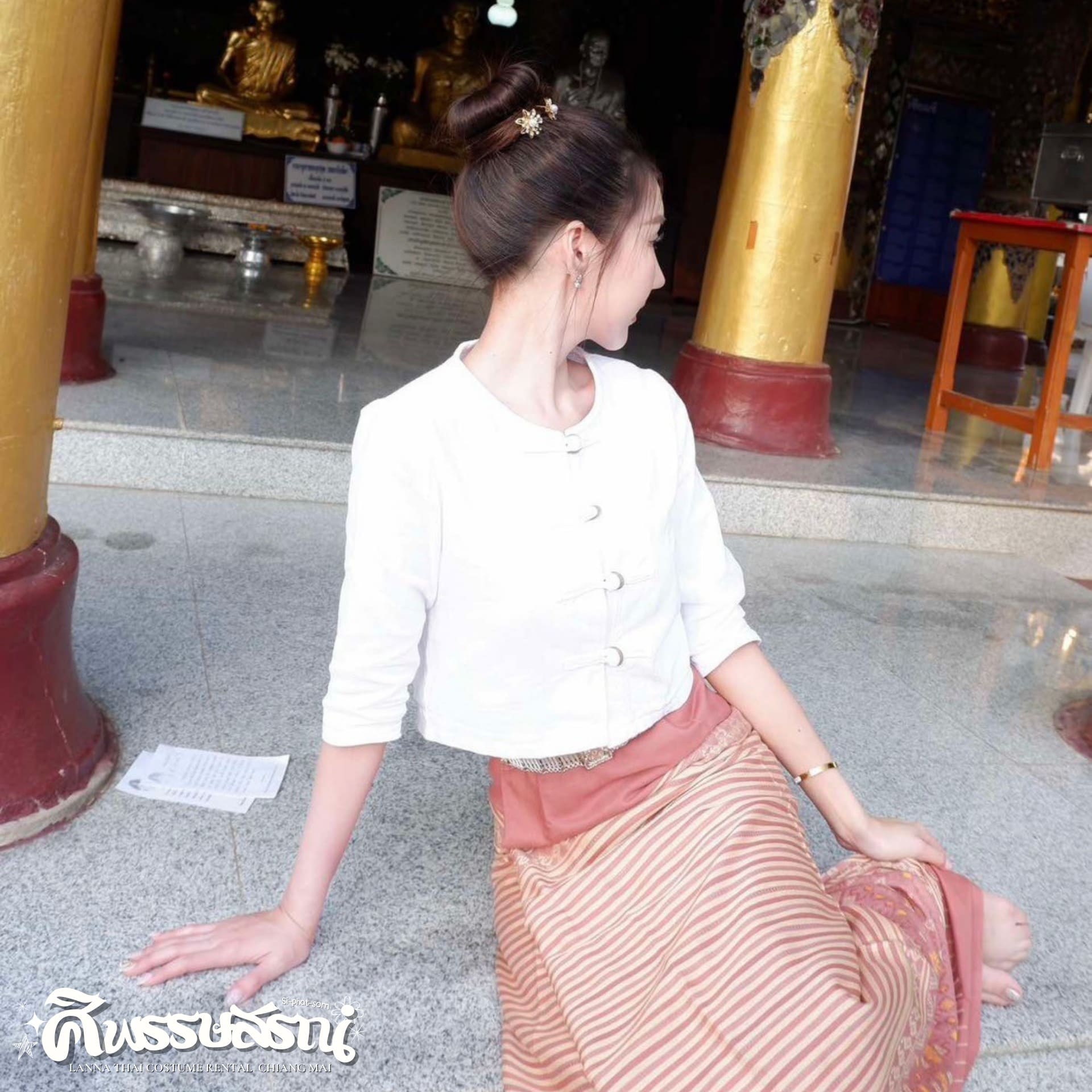 ลูกค้าเช่าชุดล้านนาสีขาวชมพูถ่ายรูปในวัดที่เชียงใหม่