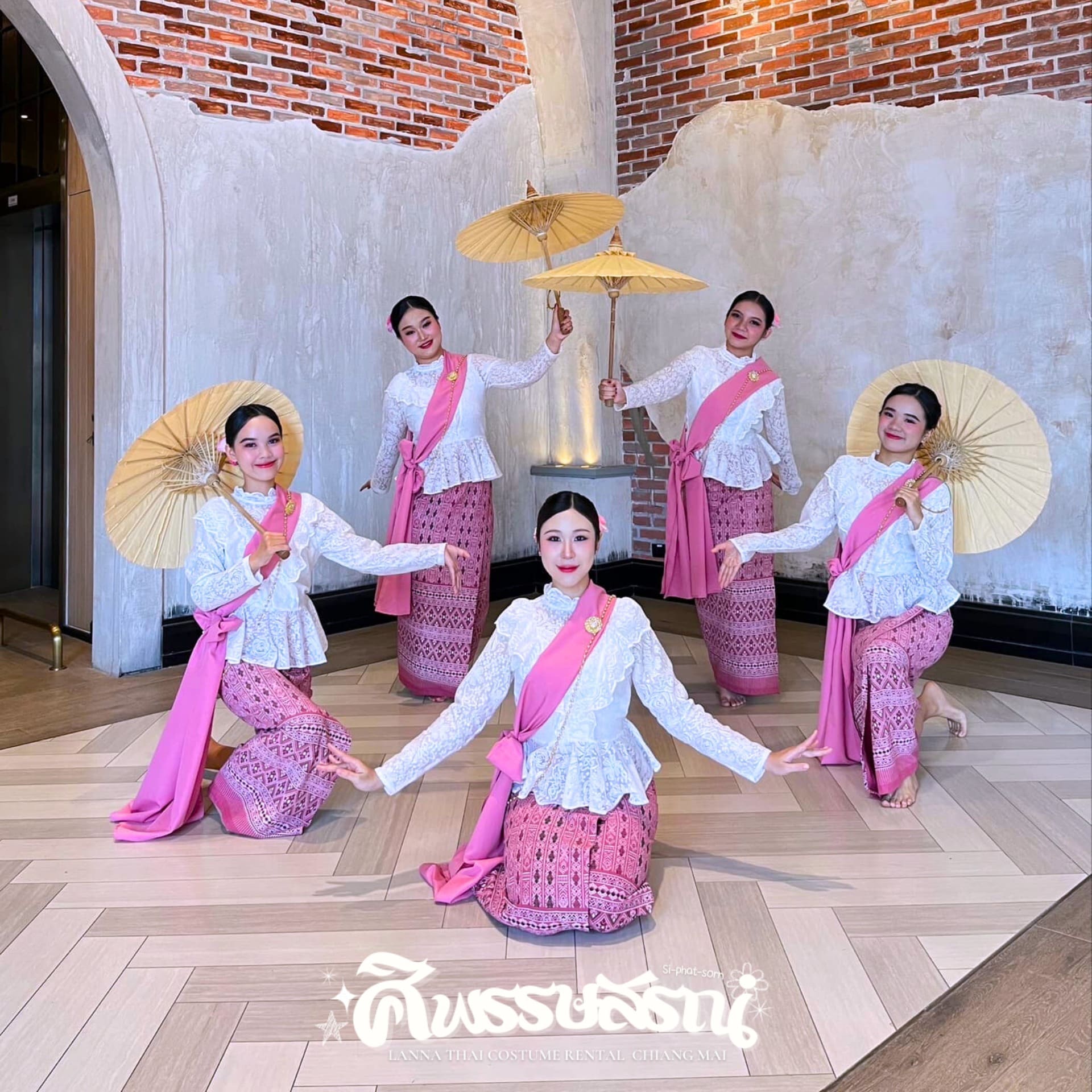 รีวิวชุดทีมล้านนาสีชมพูพร้อมร่มสำหรับงานแสดงและงานถ่ายภาพ
