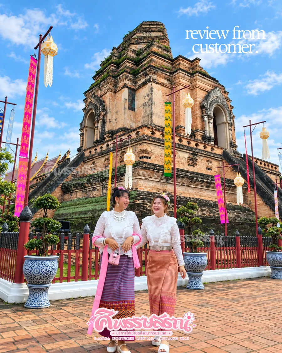 หญิงสองคนสวมชุดพื้นเมืองถ่ายรูปหน้าสถาปัตยกรรมวัดล้านนา