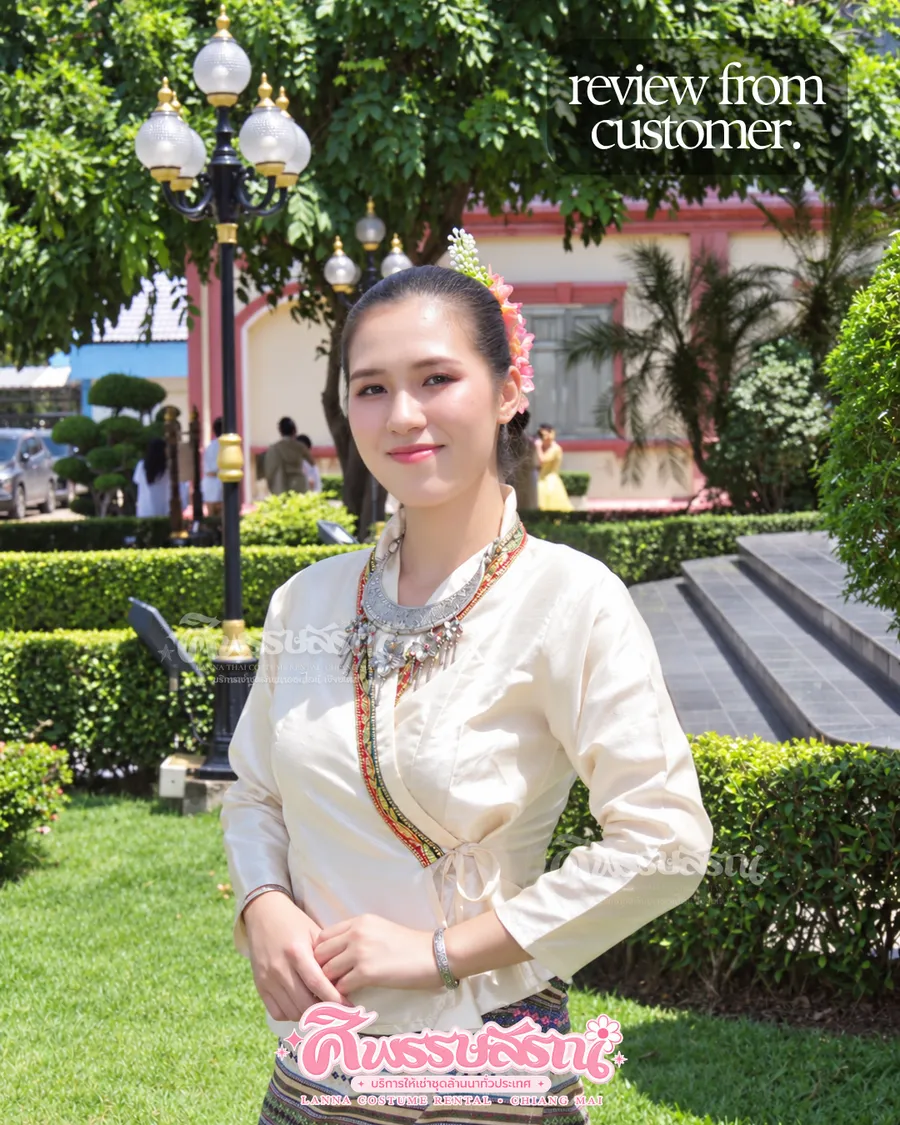 ชุดพื้นเมืองหญิงเสื้อแขนยาวสีครีมกับเครื่องประดับเงิน