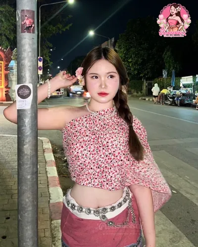 รีวิวลูกค้าใส่ชุดล้านนาถ่ายรูปยามค่ำคืนในเชียงใหม่