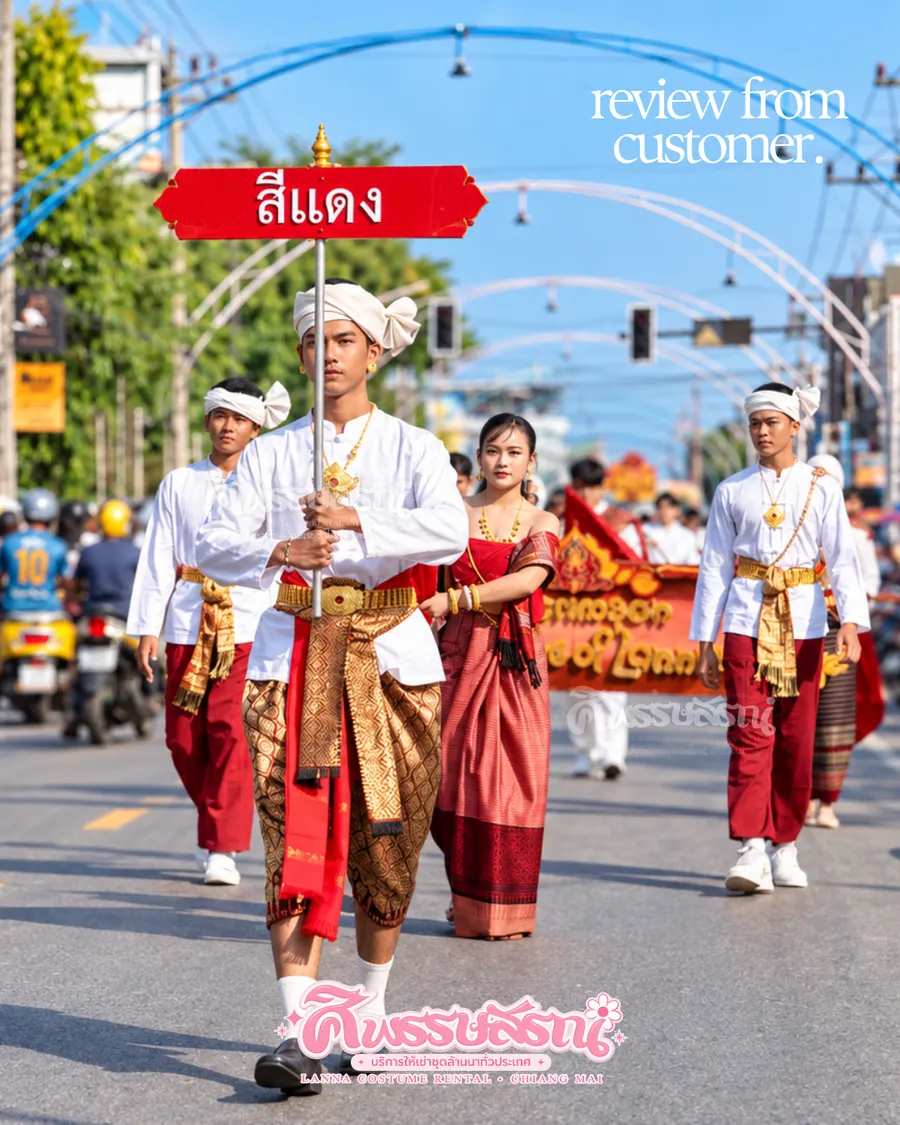 ขบวนกีฬาสีชุดล้านนาโทนแดงและขาว มีทั้งชุดหญิงและชุดชาย